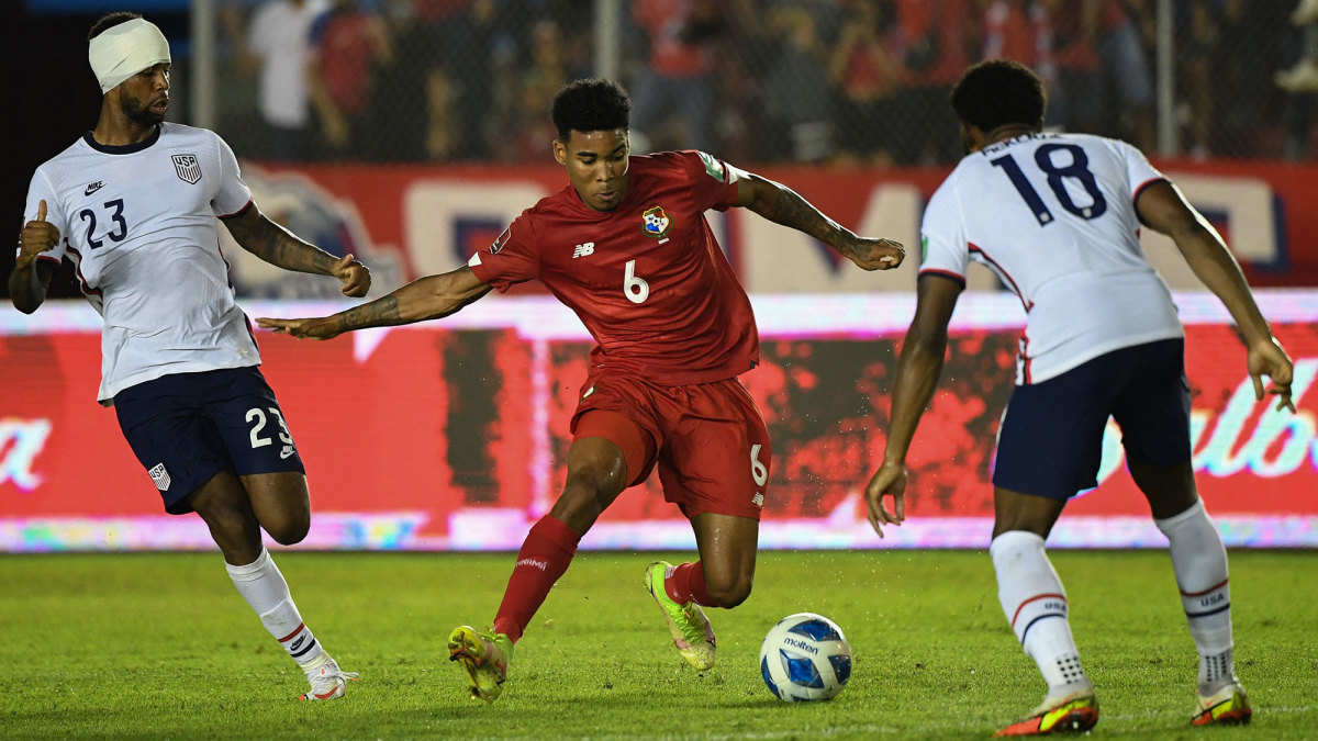USMNT's Kellyn Acosta and Mark McKenzie defend Panama in World Cup qualifying